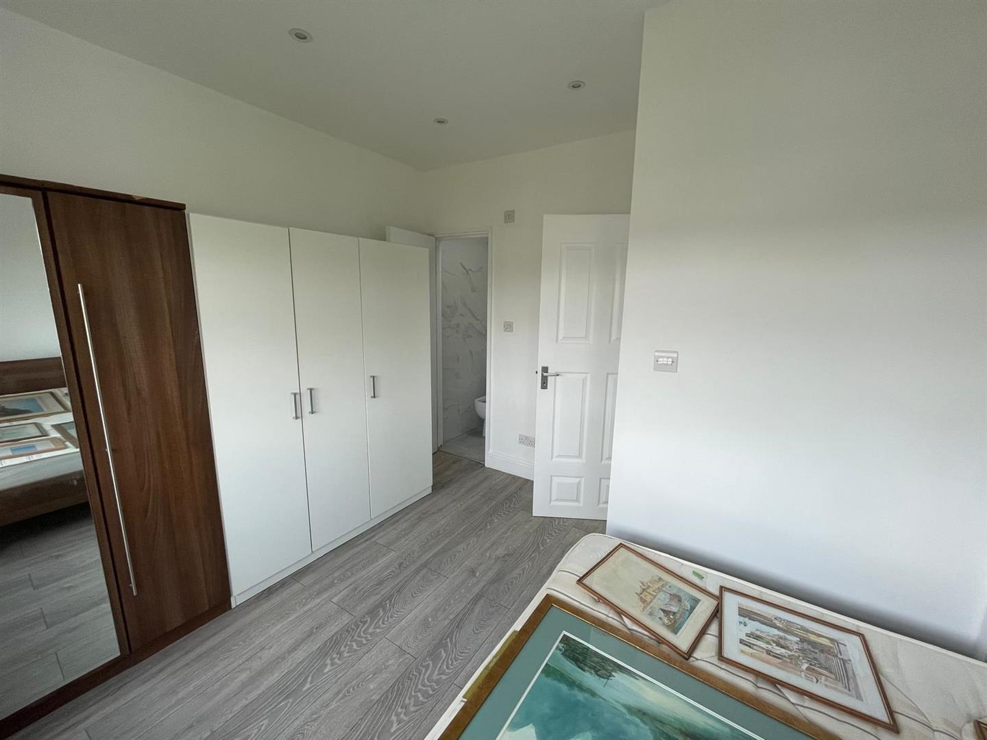 2 bed property in Regents Park Road, London